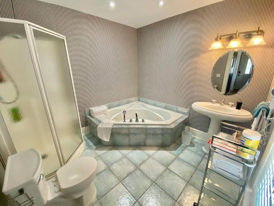 Adorable 2-Bedroom Unit With Jacuzzi Beside Falls Niagara-vízesés Kültér fotó