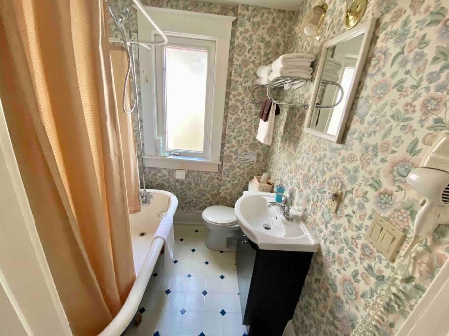 Adorable 2-Bedroom Unit With Jacuzzi Beside Falls Niagara-vízesés Kültér fotó