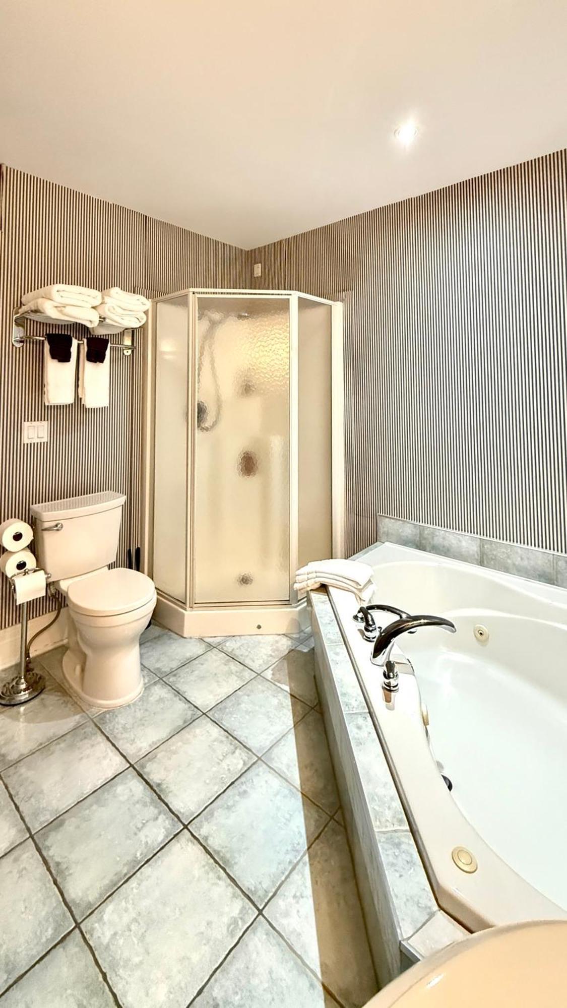 Adorable 2-Bedroom Unit With Jacuzzi Beside Falls Niagara-vízesés Kültér fotó